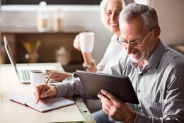 Media4Care Tablet im Test: Das sind unsere Erfahrungen mit dem Seniorentablet - Informationen zu Preis & Kosten