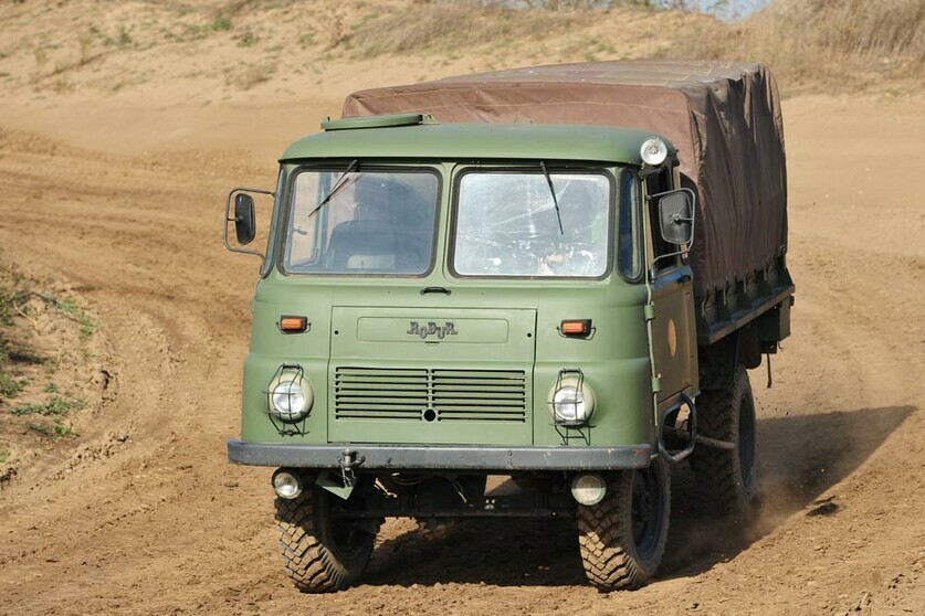 Panzer (BMP) + Militär-Truck Robur LO selber fahren