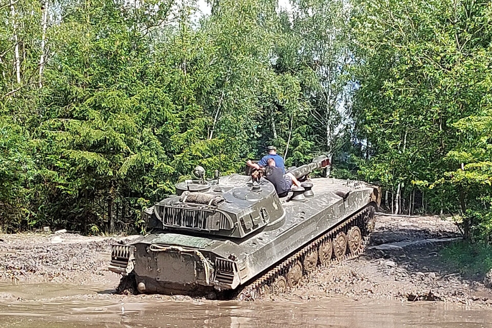 2S1-Panzerhaubitze-122 mm fahren