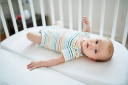 Babybett & Beistellbett einrichten: Tipps für den sicheren und gesunden Babyschlaf